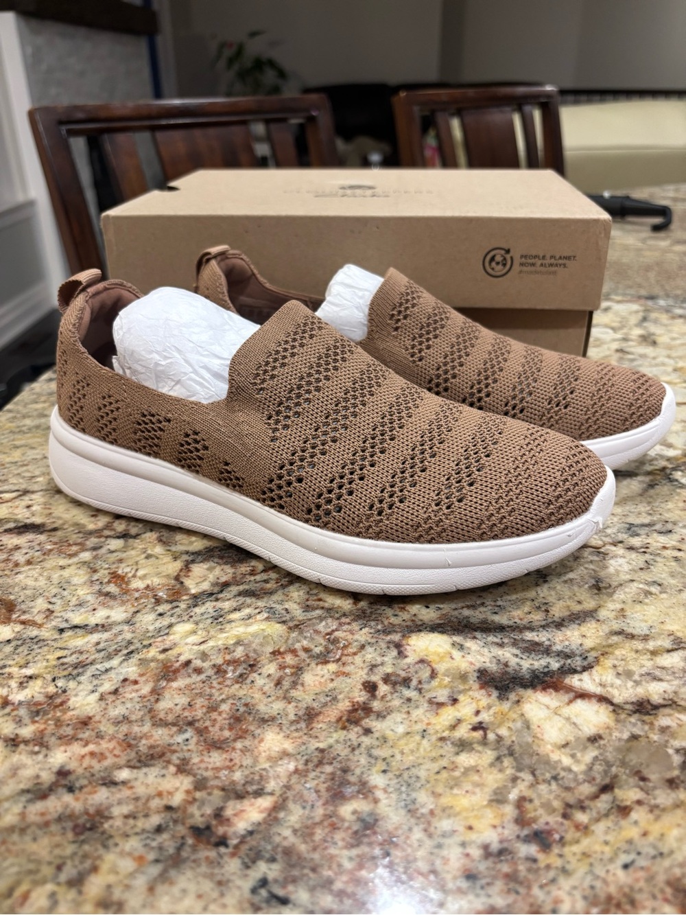 Clark’s Slip on Sneakers NEW IN BOX - Picture 2 of 8